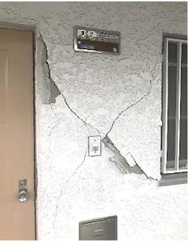 マンション玄関ドア地震被害の様子